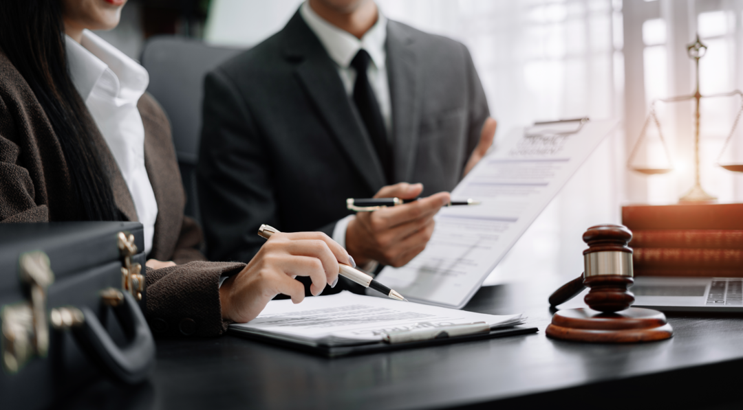 Hombre sentado en su escritorio trabajando